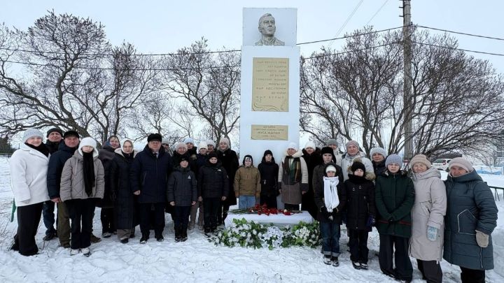 Единственный в Нурлатском районе бюст Мусы Джалиля стал местом памяти в канун юбилея поэта
