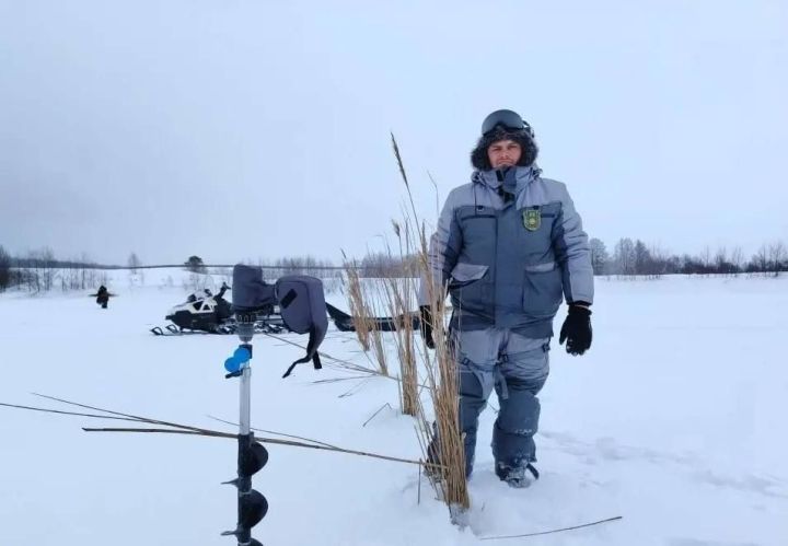 Нурлатцы спасают рыбу от зимнего замора: в районе прошла акция «Рыбе – быть!»