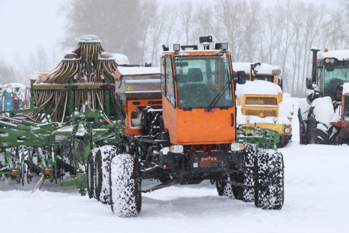 Экзамен на готовность механизаторы  «Агрофирмы 15» «сдадут» в поле