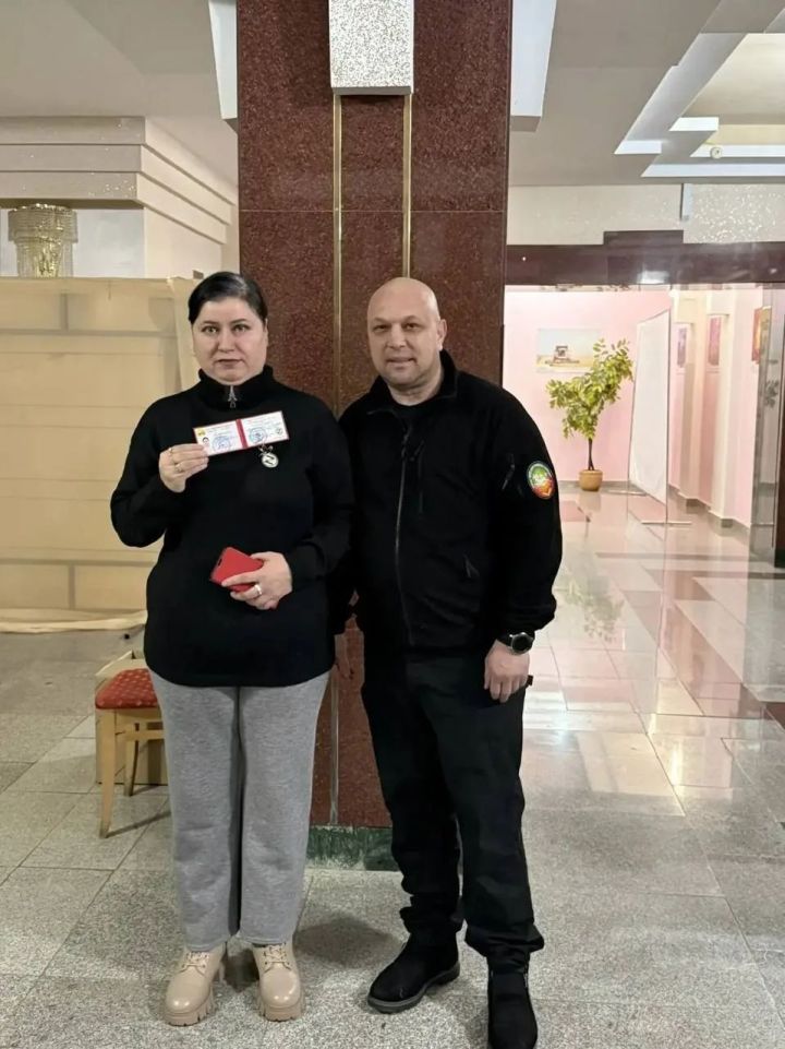 «Он навсегда остался 24-летним героем»: в день рождения Айрата Бисенова его маме вручили удостоверение волонтера
