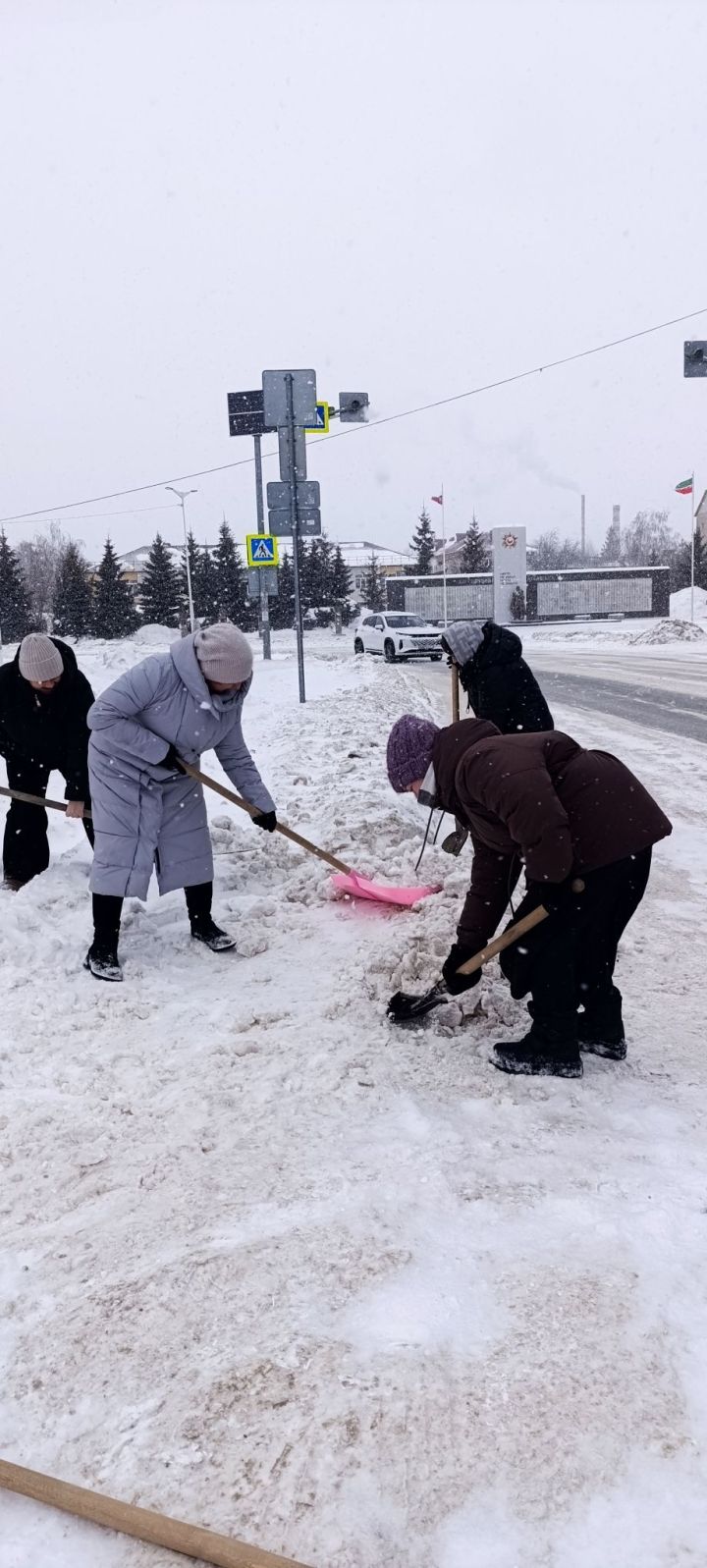 Нурлаттан “Гармония” үзәге хезмәткәрләре бердәм булып кар көрәргә чыкты
