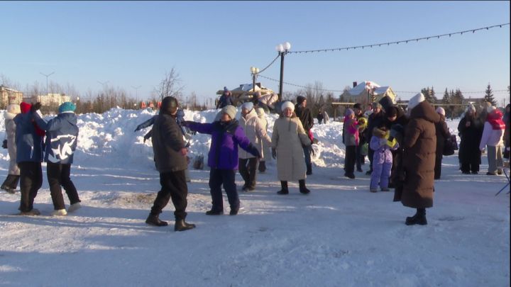 В Центральном парке города разбирали автомат и танцевали под “Синий платочек”