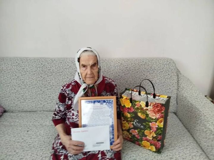 В Нурлате поздравили ветерана труда Марию Осиповну Платонову с днем рождения