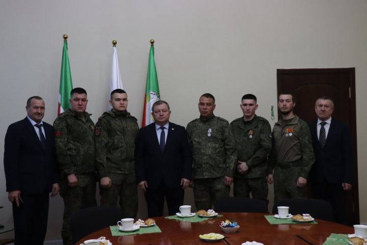 Дамир Ишкинеев встретился с бойцами, вернувшимися из зоны СВО в краткосрочный отпуск