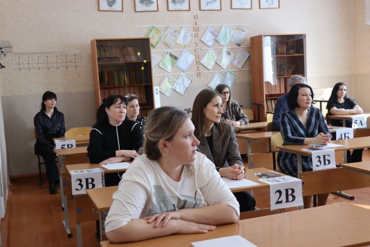 В Нурлате родители сели за парты: в районе прошла акция «Сдаем вместе. День сдачи ЕГЭ родителями»
