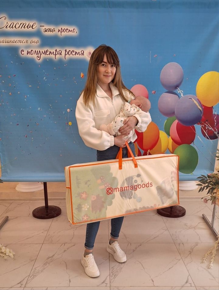 С начала года в Татарстане вручили 244 набора для новорожденных