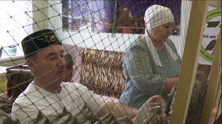 Айрат и Мадина Гареевы из Нижнего Нурлата плетут “кикимор” для снайперов