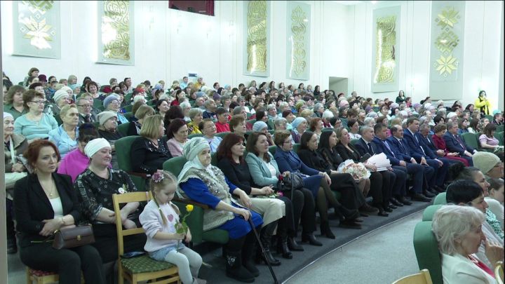 Глава района Дамир Ишкинеев поздравил женщин Нурлата с 8 Марта