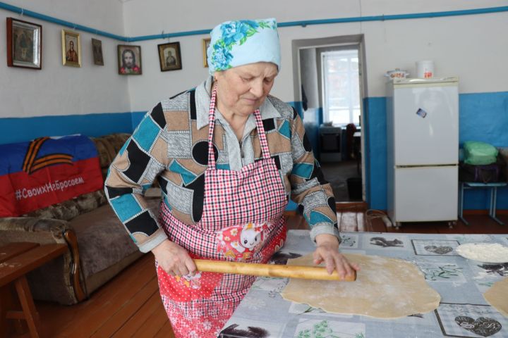 Волонтёры из Тюрнясева готовят домашнюю лапшу для бойцов СВО в здании бывшей библиотеки