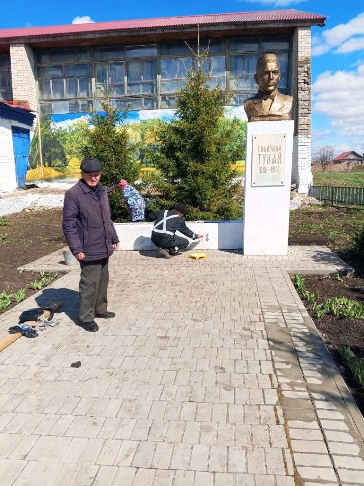 Память оживает: жители Верхнего Нурлата обновили памятник Габдулле Тукаю