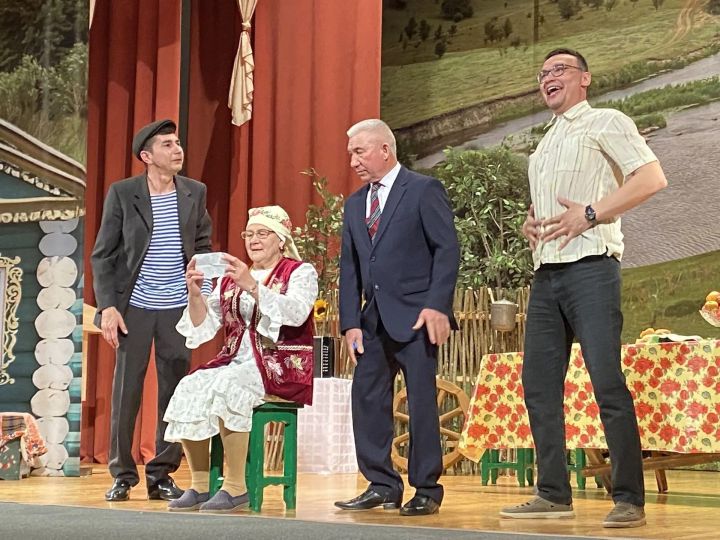 «Авылга кызлар килде…»: премьера народного театра в Нурлате собрала аншлаг