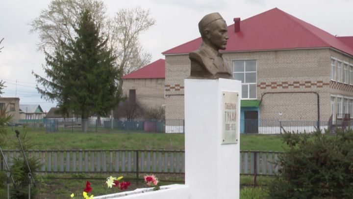 В Нурлате к бюсту Габдуллы Тукая принесли живые цветы