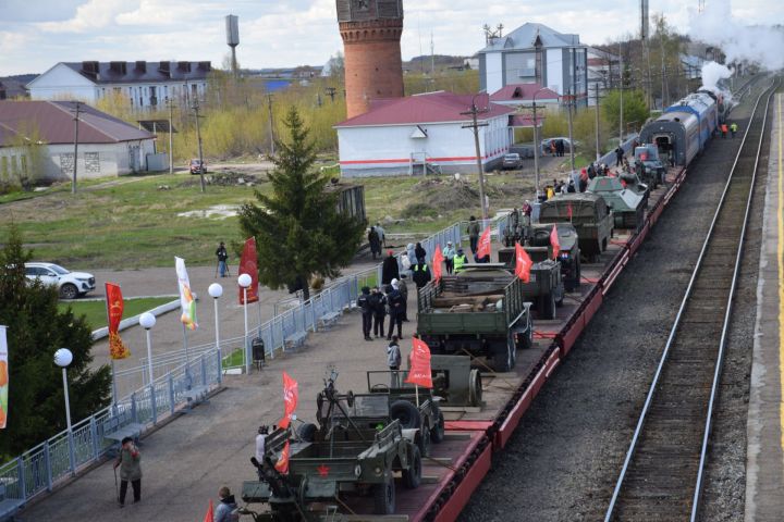 Легендар “Җиңү паровозы” Нурлат аша узды