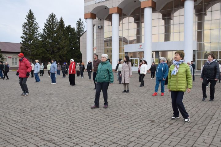 Нурлат встретил Всемирный день здоровья массовой зарядкой