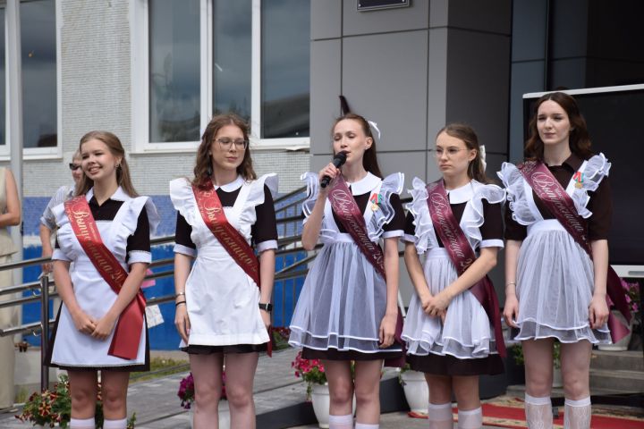 Последний звонок в «чужих» стенах, но с родным сердцем: как школа №4 города Нурлат прощалась с выпускниками