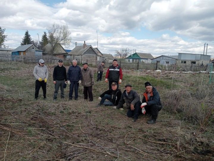 Жители Верхнего Нурлата привели в порядок кладбище во время субботника