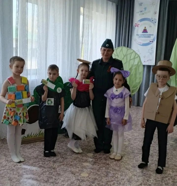Костюмы из отходов и зеленые галстуки: в Нурлате малышей посвятили в «Эколята»