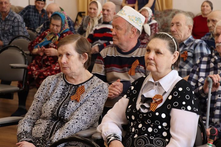 Дамир Ишкинеев поздравил подопечных Нурлатского дома-интерната с Днем Победы