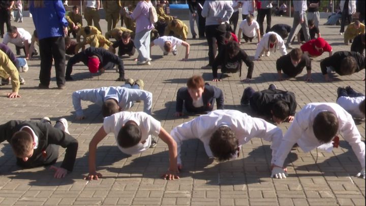 На центральной площади Нурлата упор лежа приняли более тысячи человек