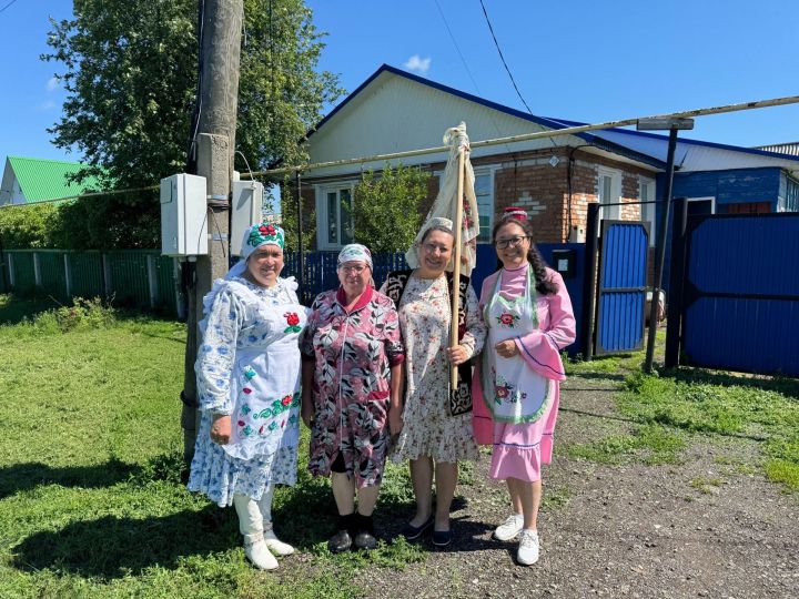 С песнями по дворам: в Бурметьеве собрали подарки для Сабантуя