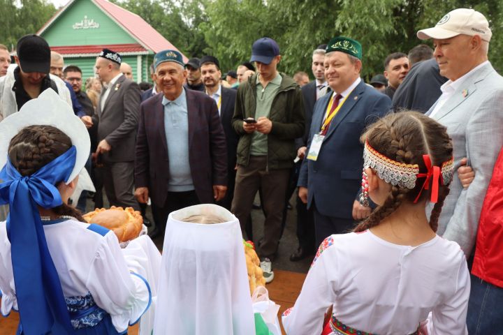 Рустам Минниханов посетил нурлатское подворье на республиканском Сабантуе в Казани