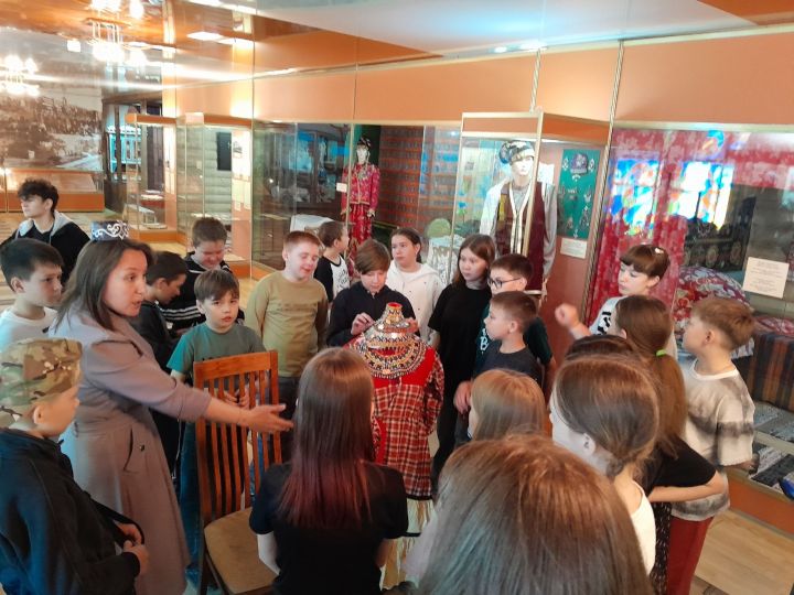 Юные нурлатцы прошли квест «В поисках знаний» в музее Закамья