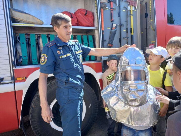 Юные нурлатцы примерили роль пожарных в ПСЧ-125