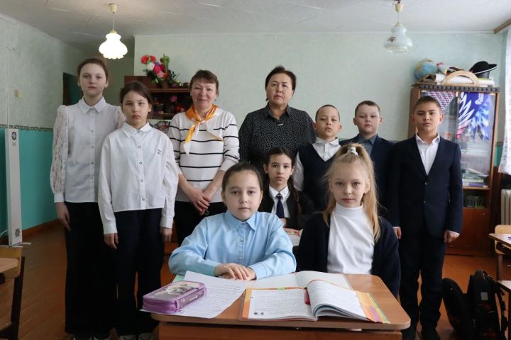 Первый выпуск в Тюрнясевской школе: как Вера Абрамова простилась с четвероклассниками