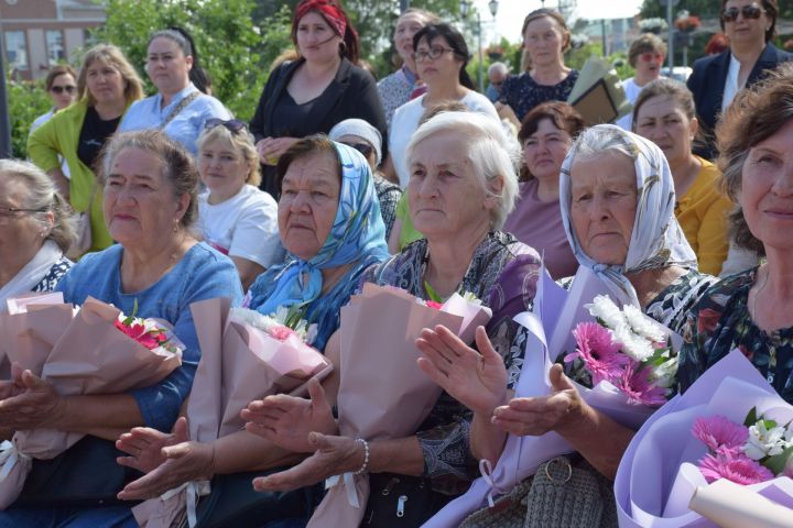 В Нурлате чествовали социальных работников (фоторепортаж)