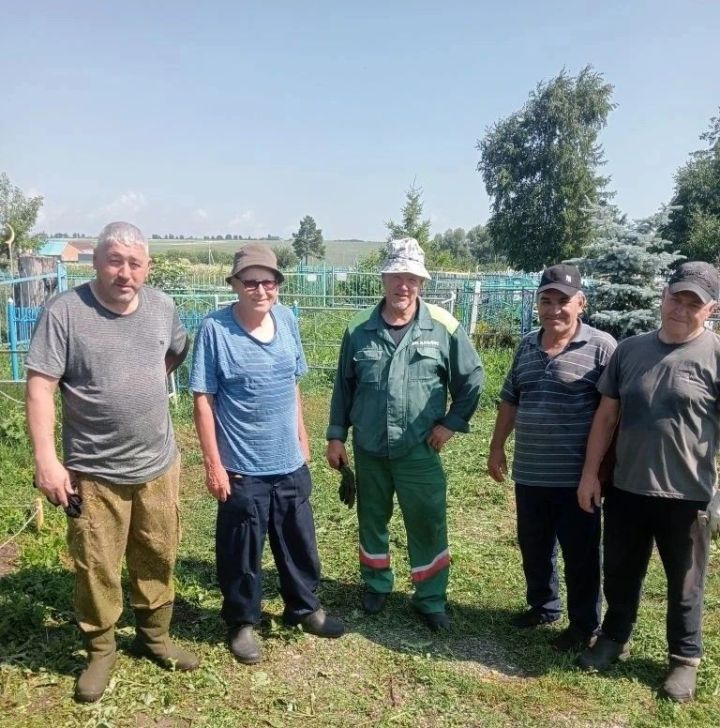 Летний субботник в Нурлате: в Верхнем Нурлате привели в порядок кладбище