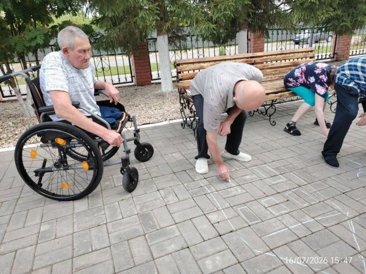 Жители Нурлатского интерната создали общую картину на асфальте