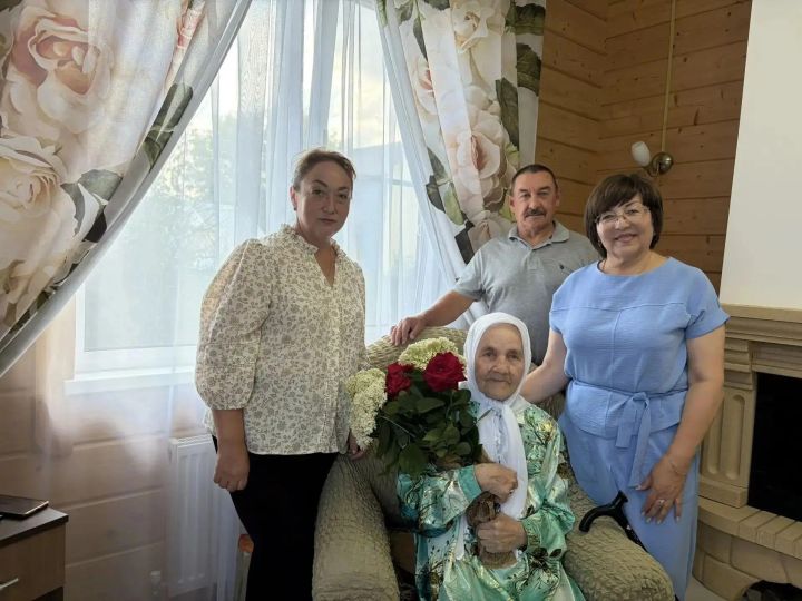 Глава Нурлатского района направил поздравления юбиляру из деревни Черное Озеро