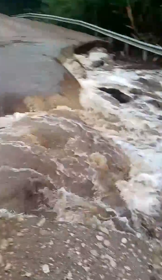 Уровень воды в пруду села Сапеево поднялся из-за ливней в Татарстане