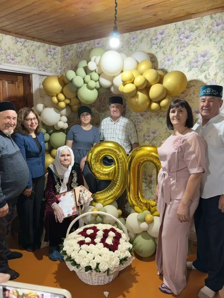 Ветерана труда Хуснию Гадыевну Бикиеву из Нурлатского района поздравили с 90-летием