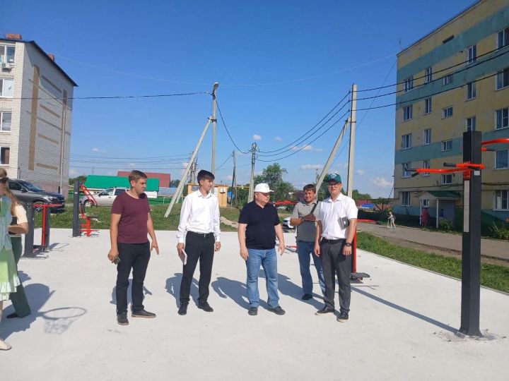 Дамир Ишкинеев проинспектировал благоустройство микрорайона Железнодорожников в Нурлате