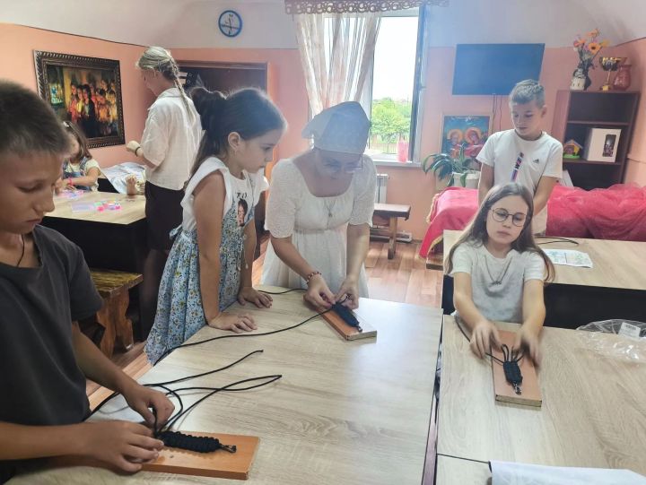 Тепло рук и сила молитвы: как в «Ильинском росточке» плели браслеты для воинов