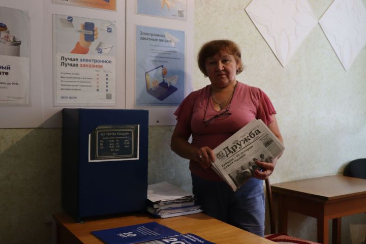 Почтальон из Заречного развозит газеты на скутере