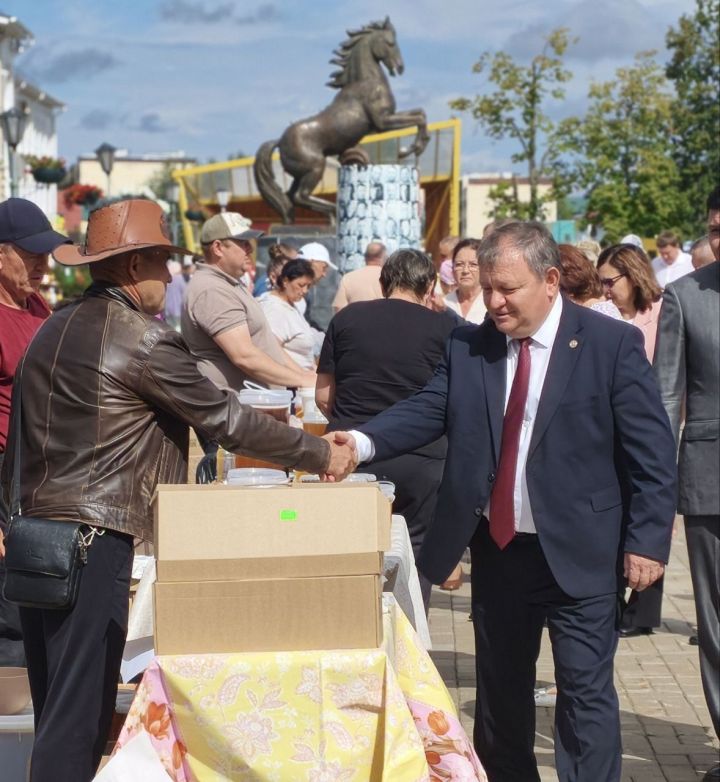 На Центральной площади Нурлата развернулась масштабная школьная ярмарка