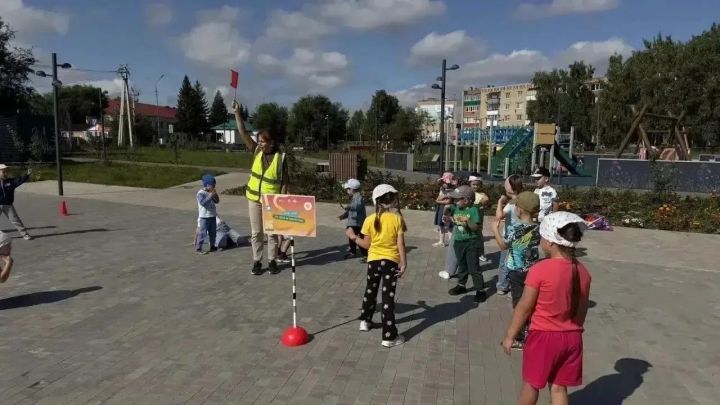 О безопасности на дороге напомнили юным нурлатцам в сквере «Нефтяник»