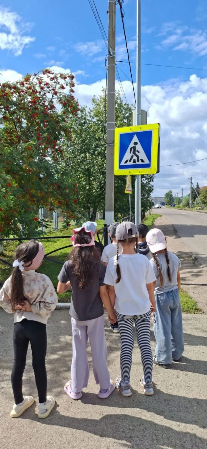 Юные нурлатцы освоили навыки безопасности на пешеходном переходе