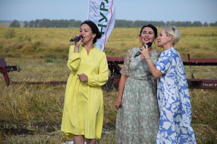 Нурлат районында алдынгы комбайнчыларны бүләклиләр