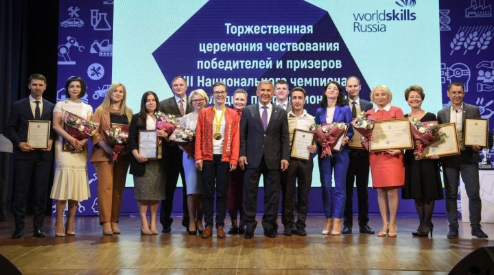 Президент РТ поздравил татарстанскую сборную с победой на WorldSkills Russia